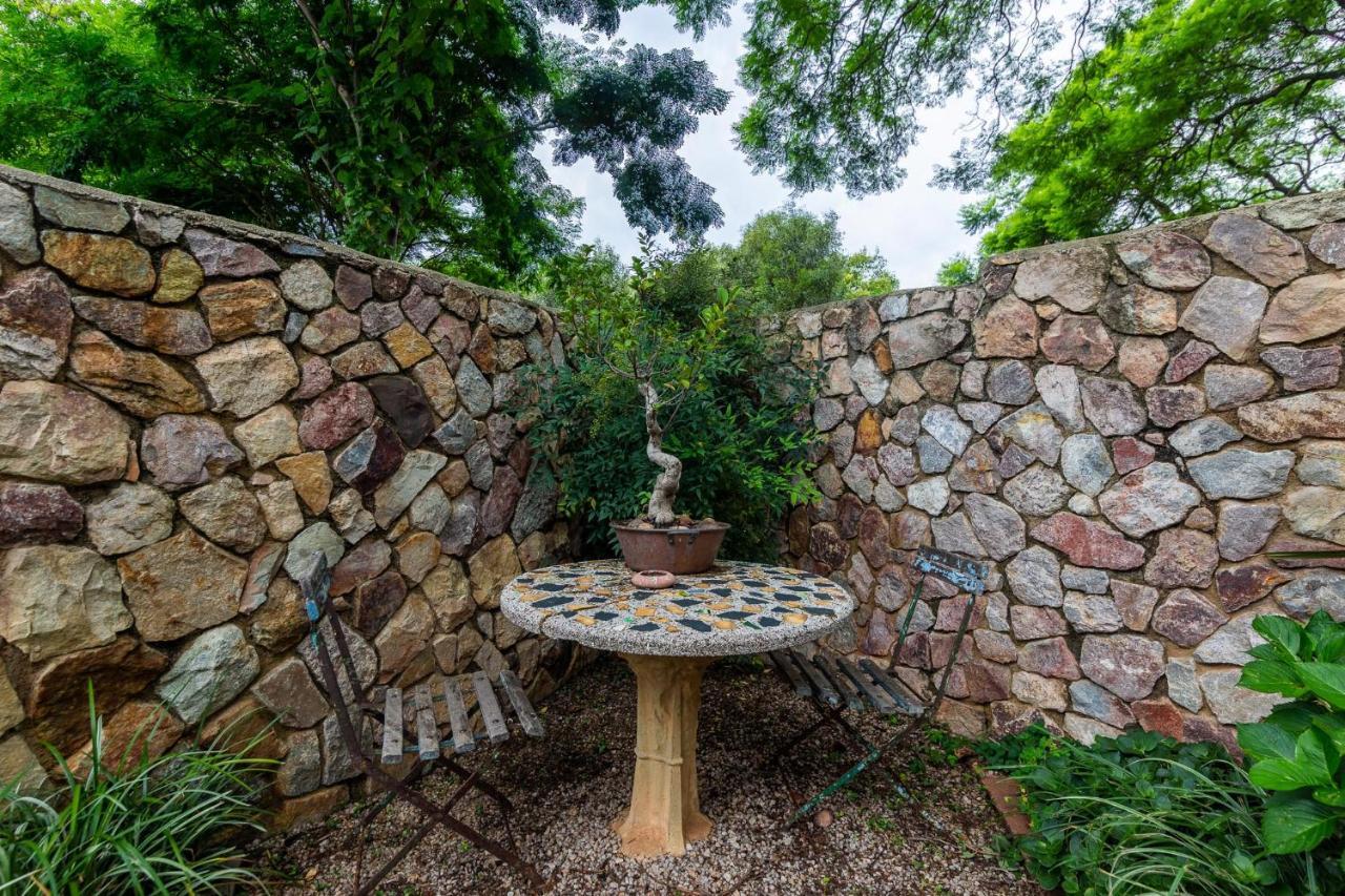 Festina Lente Guesthouse ヨハネスブルグ エクステリア 写真