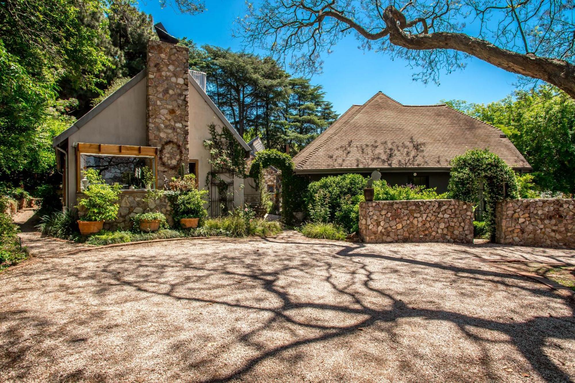 Festina Lente Guesthouse ヨハネスブルグ エクステリア 写真